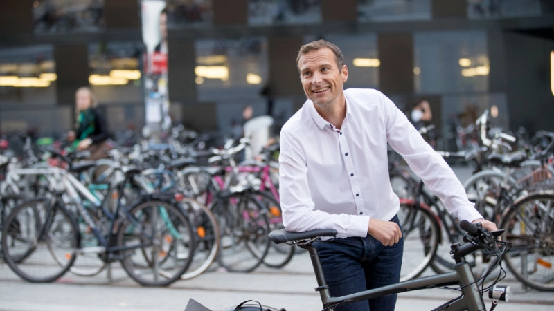 Arbeitgeber lehnt am Rad
