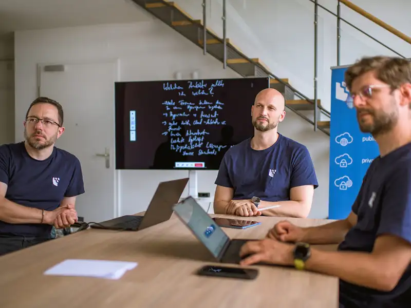 Mitarbeitende der FocusNet GmbH beraten sich bezüglich der Einführung von JobRad® im Büro.