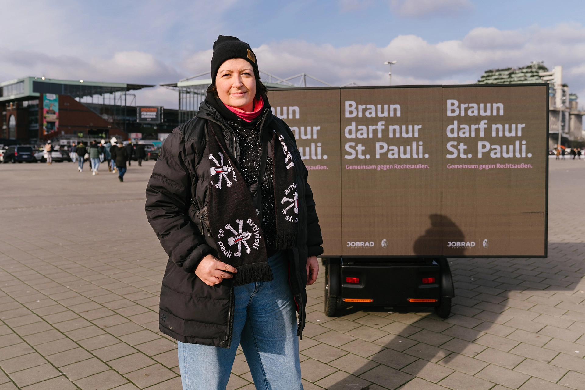 St. Pauli Fan vor LED-Wand Aktion "Braun darf nur St. Pauli" vor dem Stadion in Hamburg