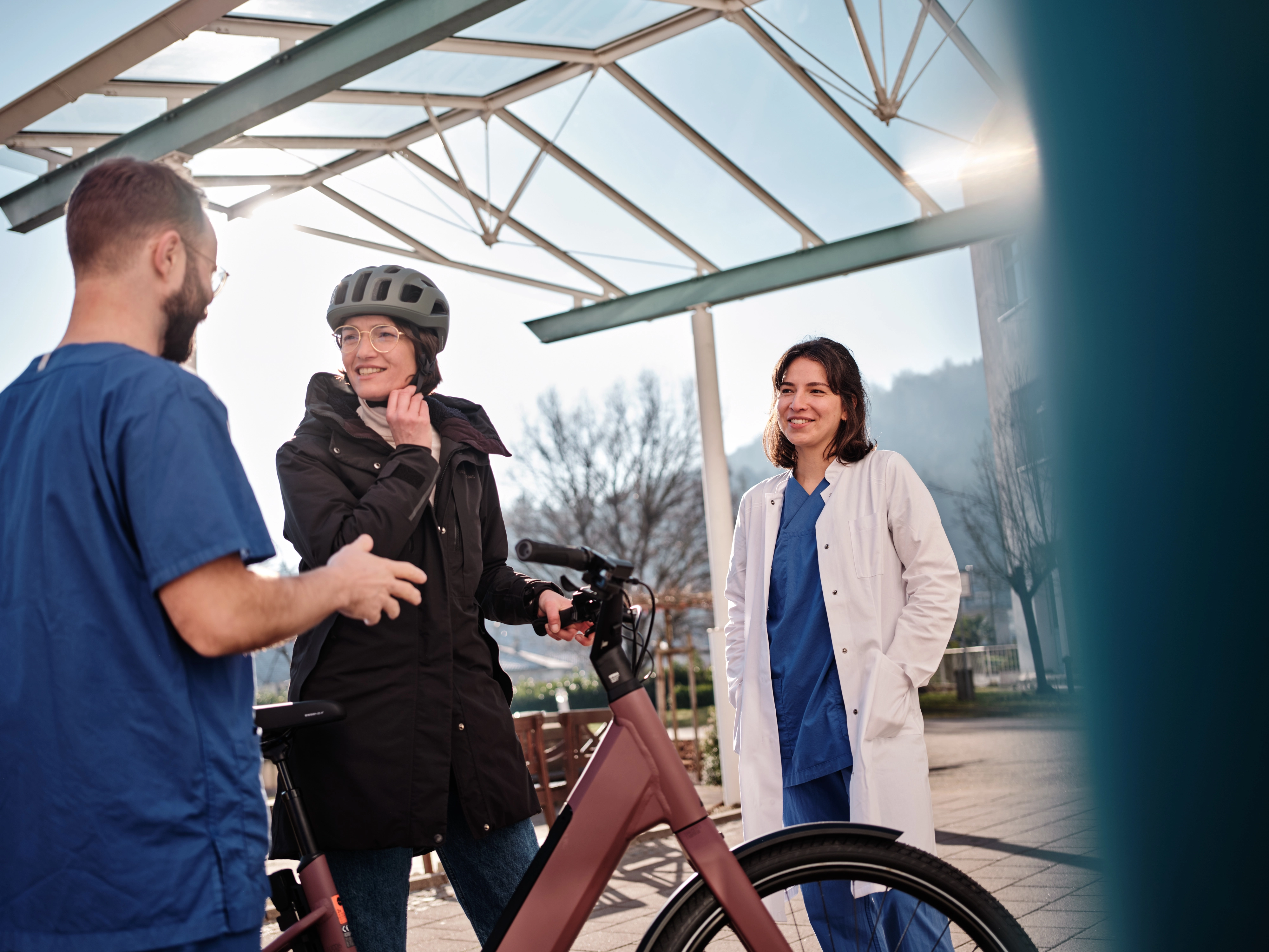 Zwei Pfleger:innen im Gespräch mit einer JobRadlerin Zwei Pfleger:innen im Gespräch mit einer JobRadlerin