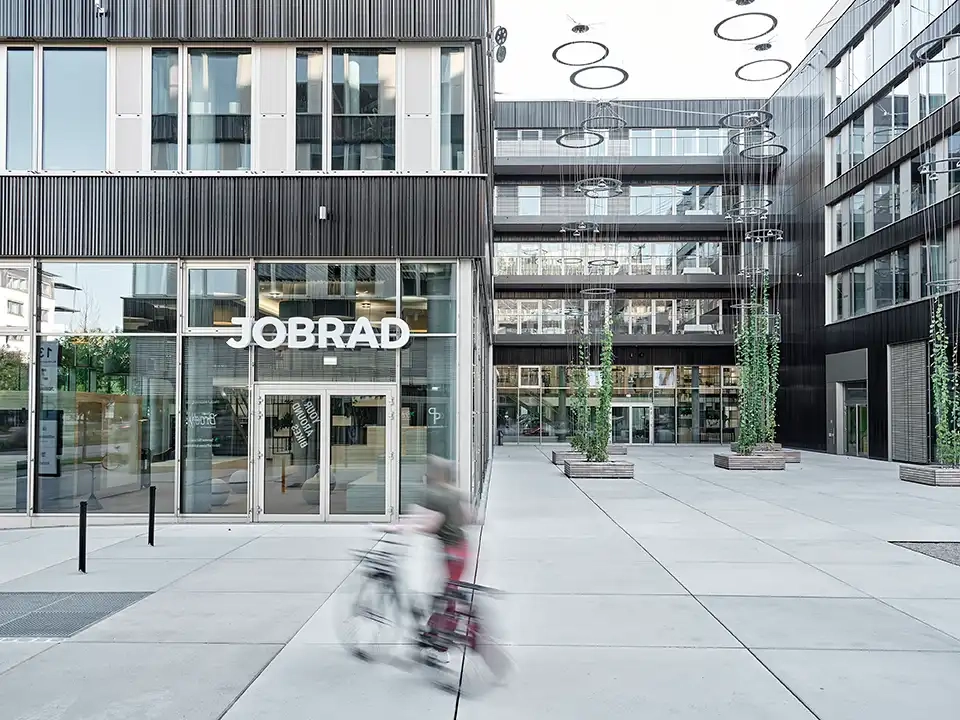 Ein Mann schiebt sein Fahrrad vom JobRad Campus